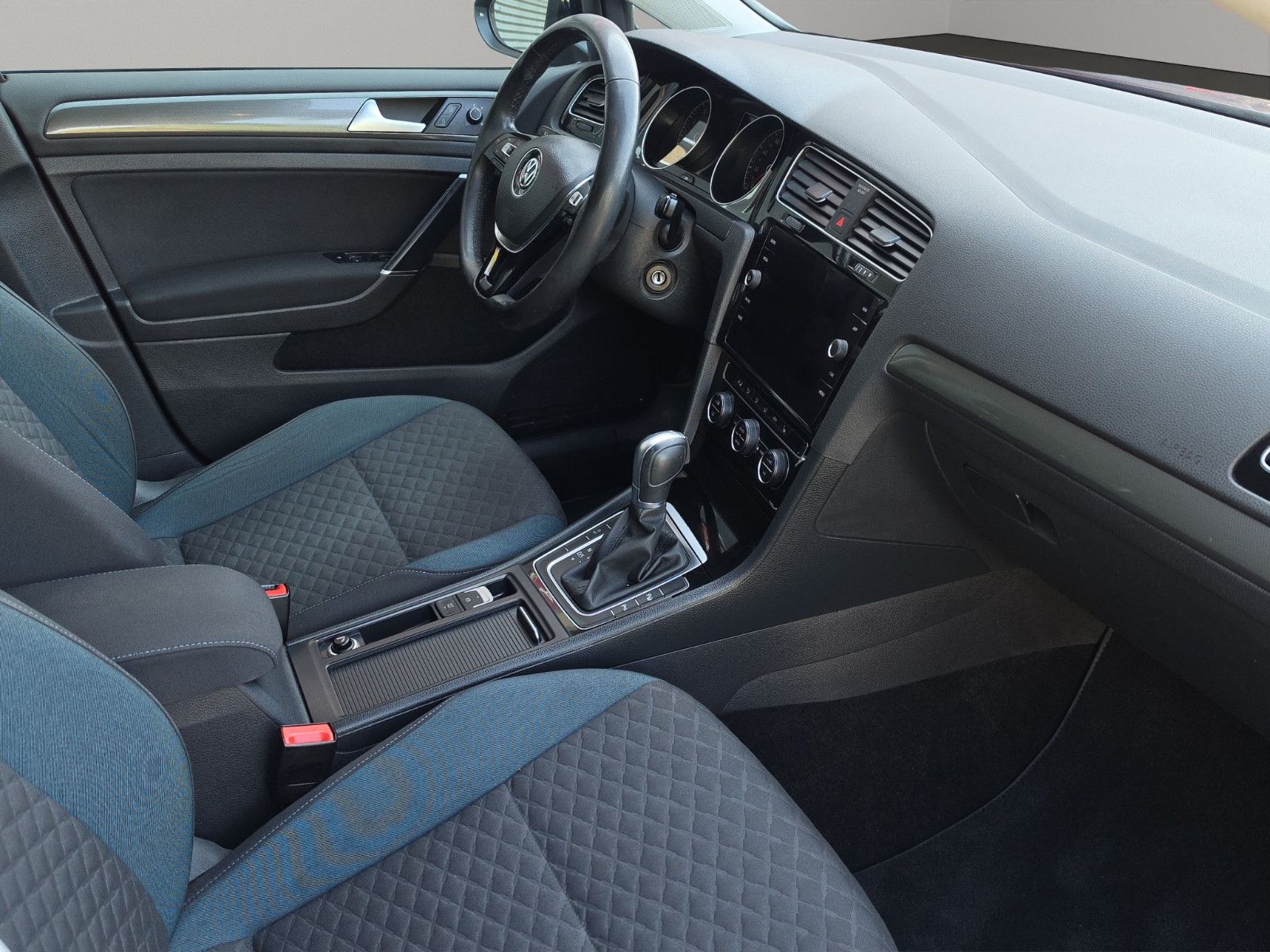 Fahrzeugabbildung Volkswagen Golf VII IQ.DRIVE Start-Stopp AUTOMATIK NAVI