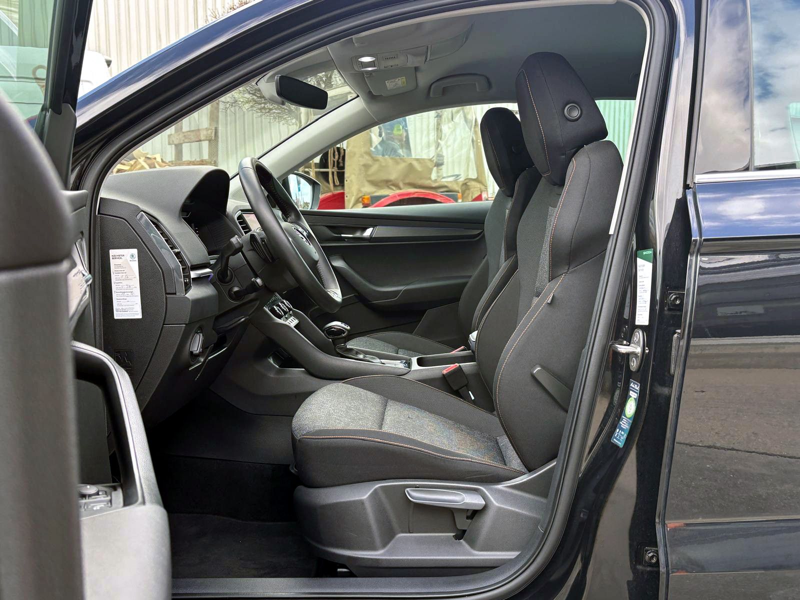 Fahrzeugabbildung SKODA Karoq 2.0TDI DSG 4x4 CLEVER LED ACC KAM AHK SHZ
