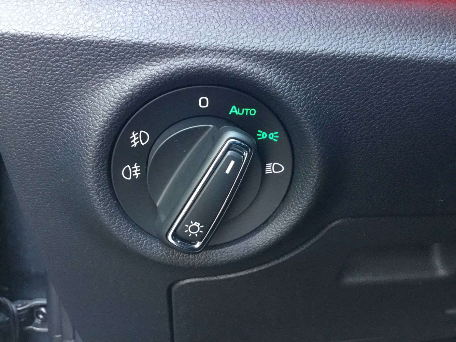 Fahrzeugabbildung SKODA Kamiq 1.5 TSI DSG Monte Carlo+AHK+Navi+Kamera