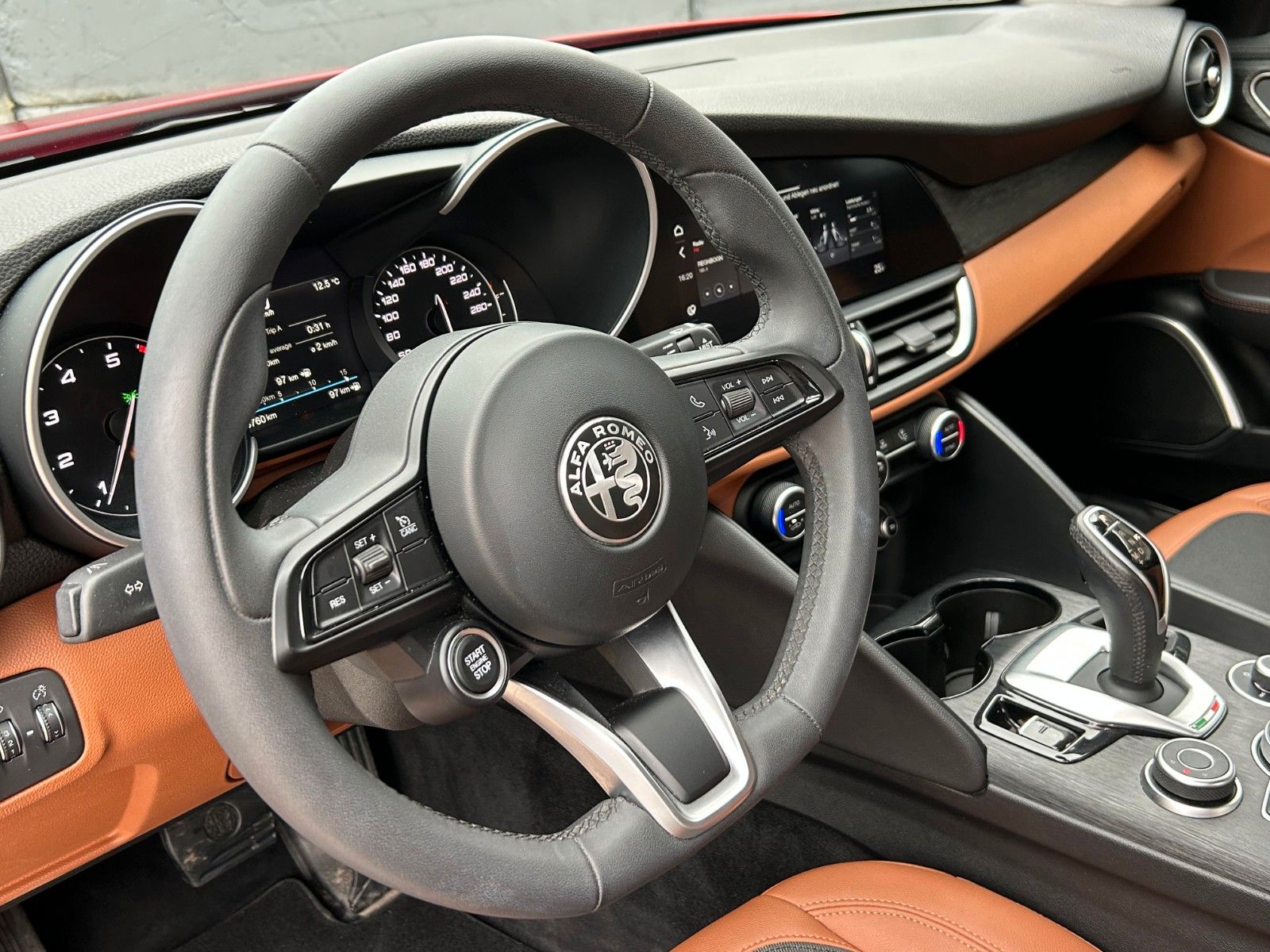 Fahrzeugabbildung Alfa Romeo Giulia 2.0T AT8 Super Bi-Xen Kam Mirror Leder BT