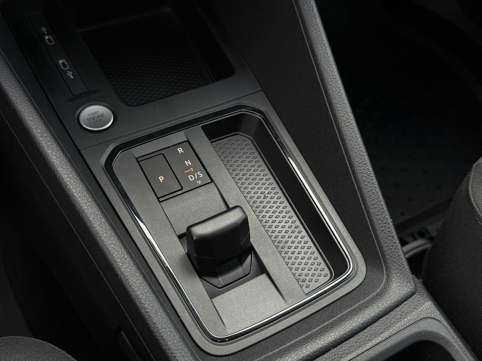 Fahrzeugabbildung Volkswagen Caddy Life Maxi TSI DSG ACC AHK LED Kamera Sthz