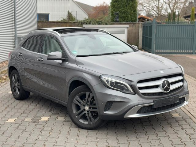 Mercedes-Benz GLA 220 CDI+RFK+DISTR.+PANO+AHK+18"+XENON