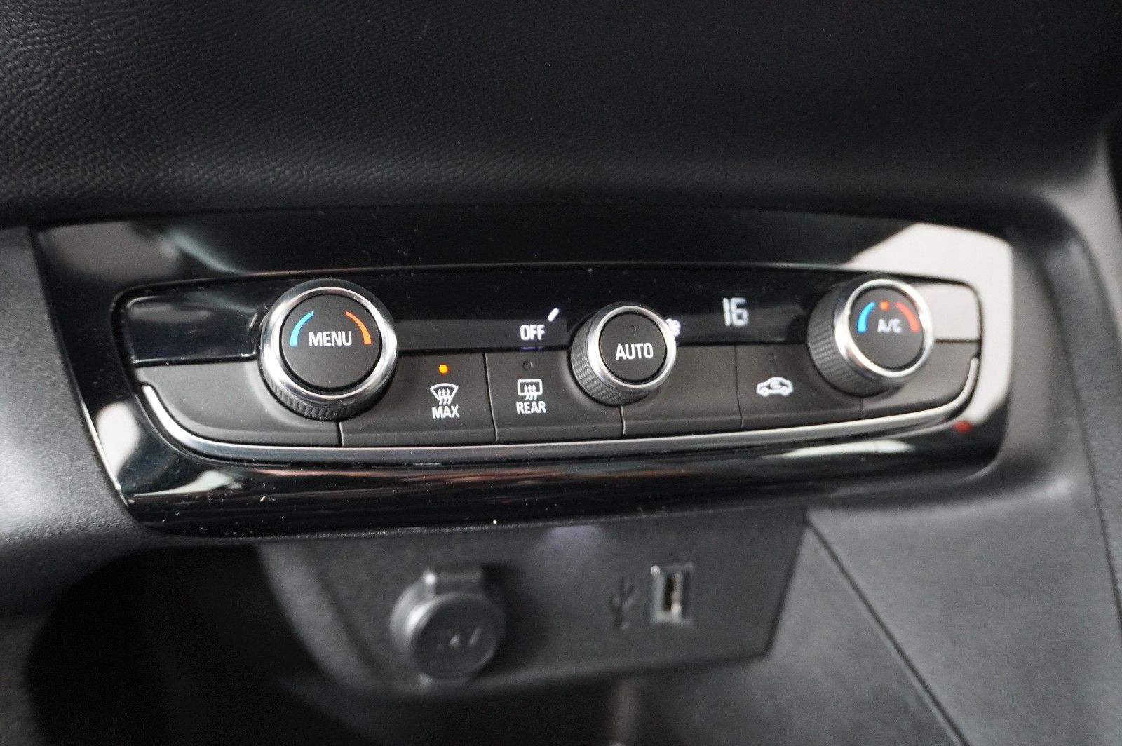 Fahrzeugabbildung Opel Corsa-e F EDITION 7KW NAVI/VIRT/TEMP/DAB/WÄRMEP.
