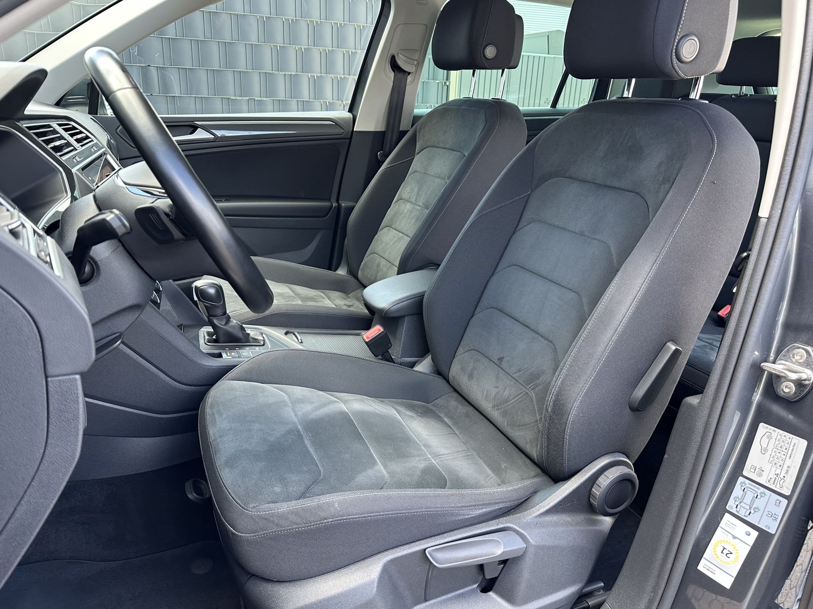 Fahrzeugabbildung Volkswagen Tiguan 2.0 TDI DSG R-Line NAV+LED+AHK+ACC+VCOCK