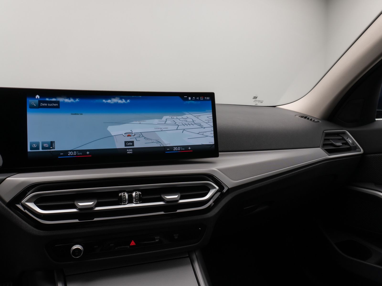 Fahrzeugabbildung BMW 330e Individual DAB HiFi Fernlichtassist PDC LED