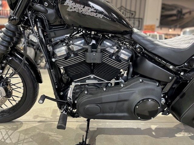 Fahrzeugabbildung Harley-Davidson FXBB Street Bob 107CUI mit Kesstech Auspuff