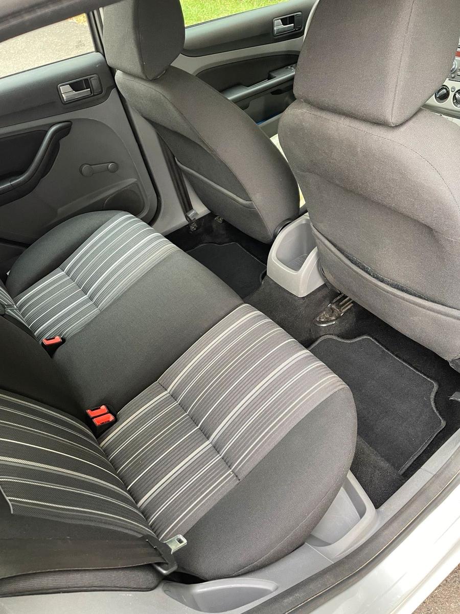Ford Focus 2010 — photo 8