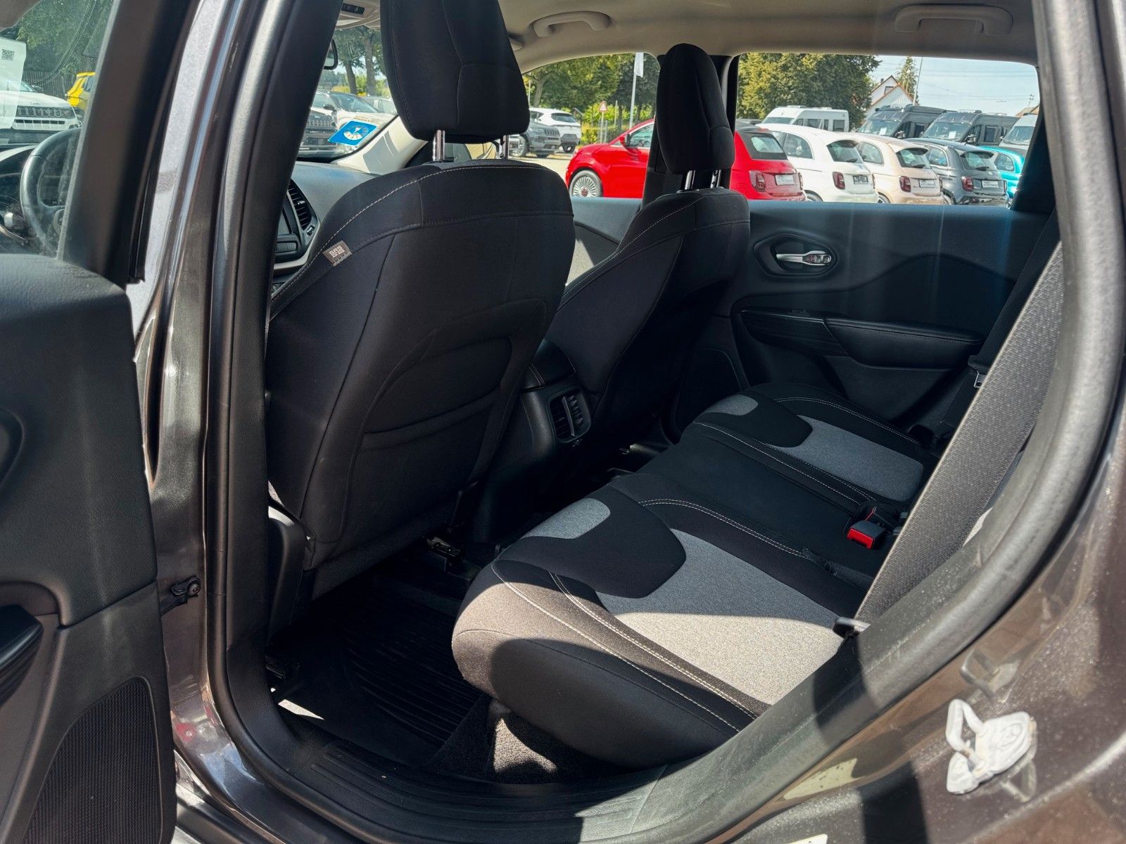 Fahrzeugabbildung Jeep JEEP CHEROKEE LONGITUDE 2.0L 4WD ALLRAD