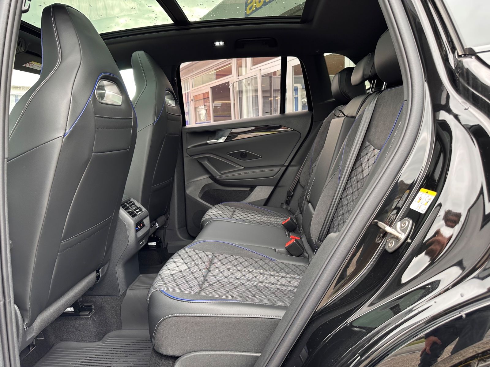 Fahrzeugabbildung Volkswagen Tiguan 2.0 TDI 4M R-Line AHK/Black/Pano/ACC/LED