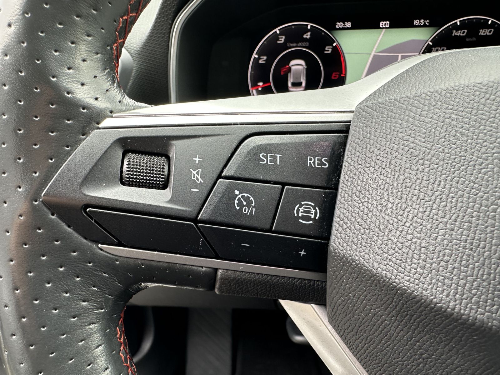 Fahrzeugabbildung SEAT Leon ST 2.0 TDI DSG FR NAV+LED+VCOCK+SHZ+PARKASS