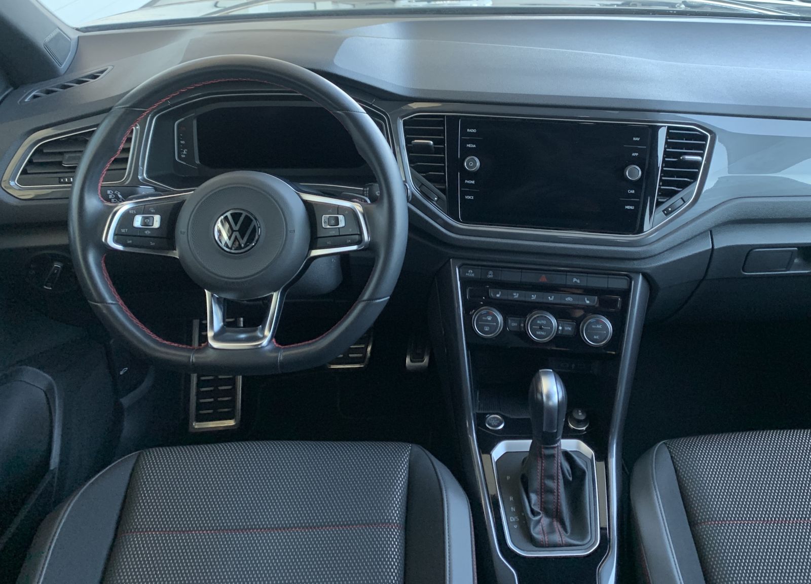 Fahrzeugabbildung Volkswagen T-Roc 1.5 TSI*Sport*LED*Pano*Acc*Lane*Navi*