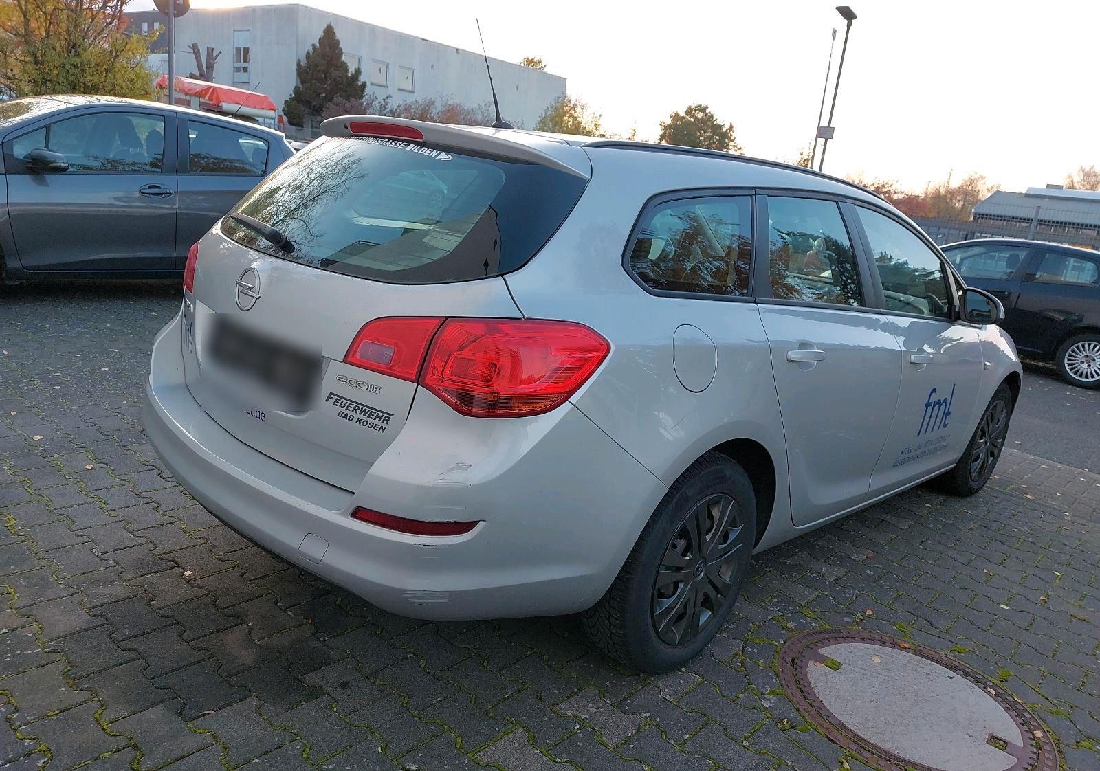 Opel Astra 2011 — photo 7