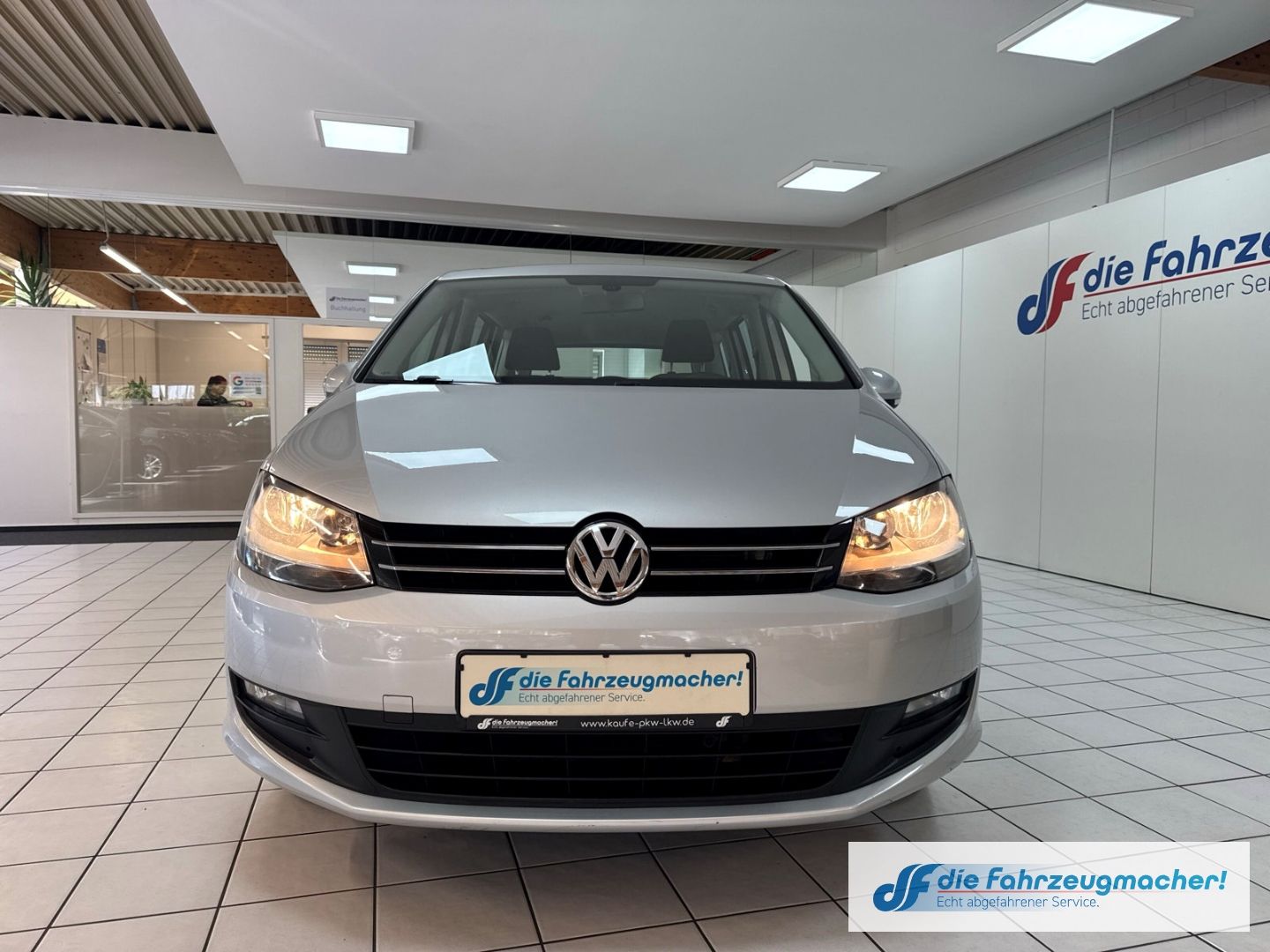 Fahrzeugabbildung Volkswagen Sharan Trendline BMT Dyn. Kurvenlicht Mehrzonenk