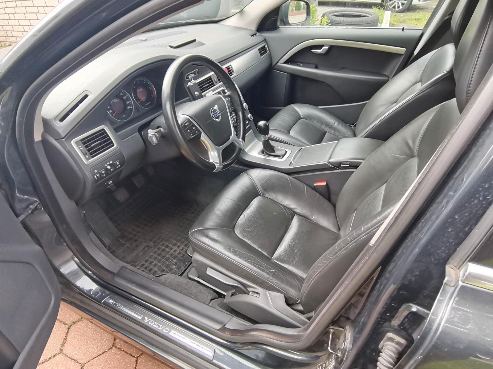 Volvo V70 2010 — photo 7