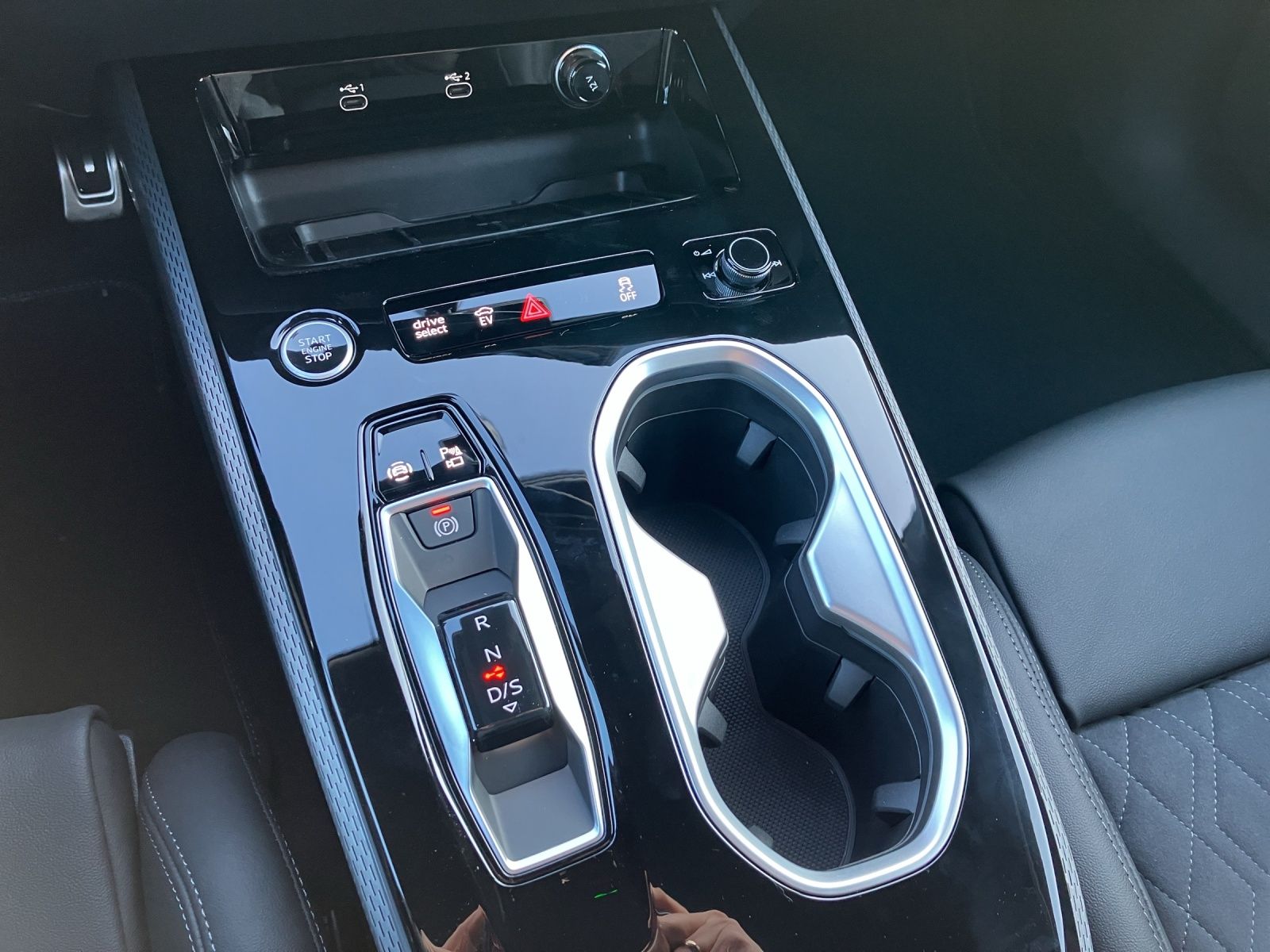 Fahrzeugabbildung Audi A6 Avant e-hybrid quattro  edition one AHZV Matr