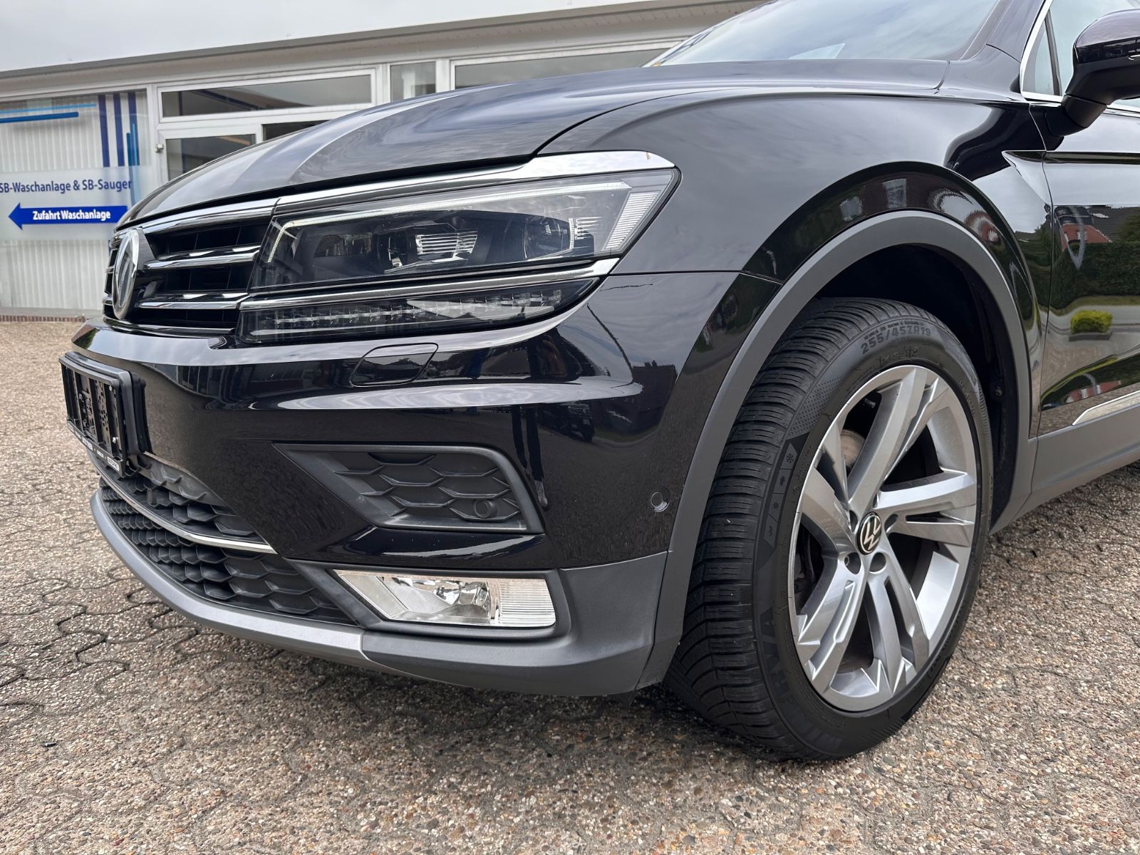Fahrzeugabbildung Volkswagen Tiguan 2.0 TDI 4M Highline Pano/AHK/ACC/Navi/LED
