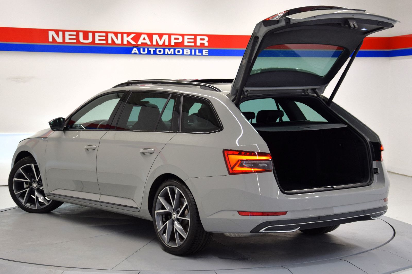 Fahrzeugabbildung SKODA Superb Combi Sportline 2.0 TSI DSG Pano ACC Memo