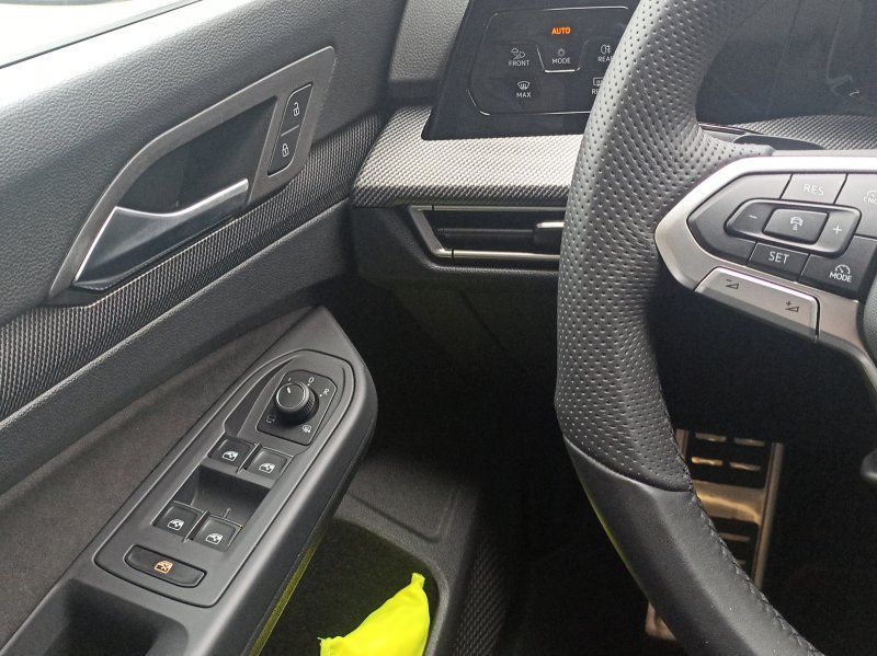 Fahrzeugabbildung Volkswagen Golf VIII 1.5 eTSI DSG R-Line