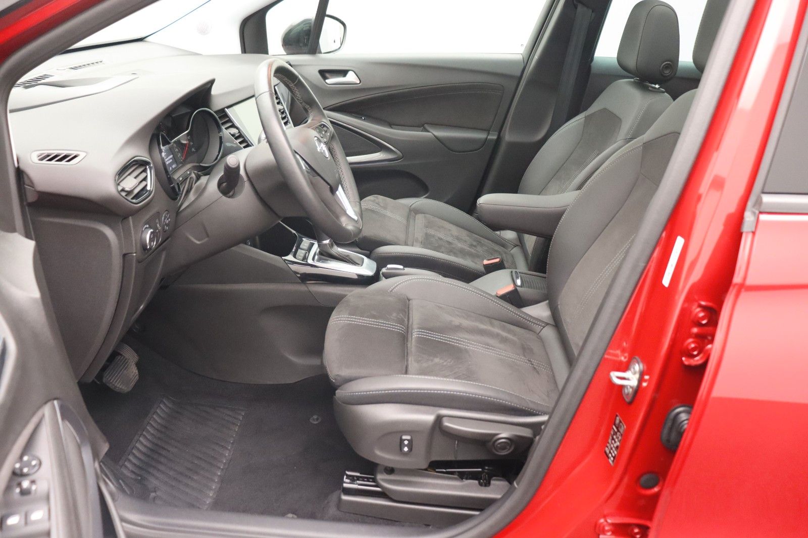 Fahrzeugabbildung Opel Crossland 1.2 Ultimate Paket NAVI HUD LED PANO