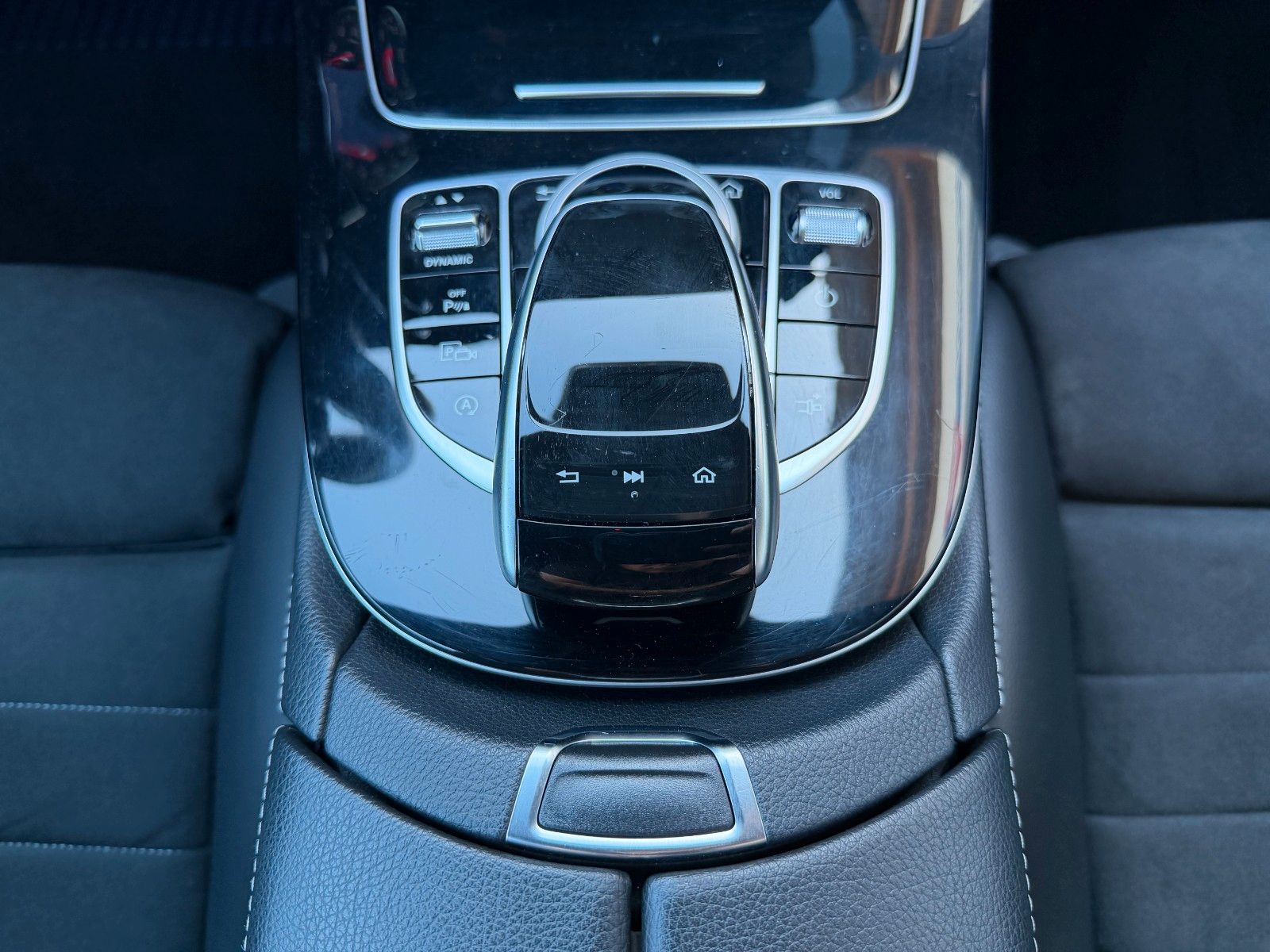 Fahrzeugabbildung Mercedes-Benz E 350 Coupe  AMG+Ambiente+RKamera+TotW+Alcantara