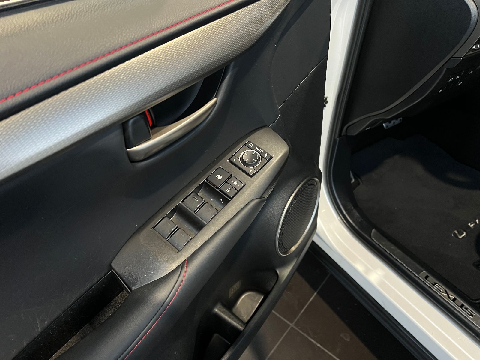 Fahrzeugabbildung Lexus NX 300h E-FOUR F Sport ACC HUD LEDER