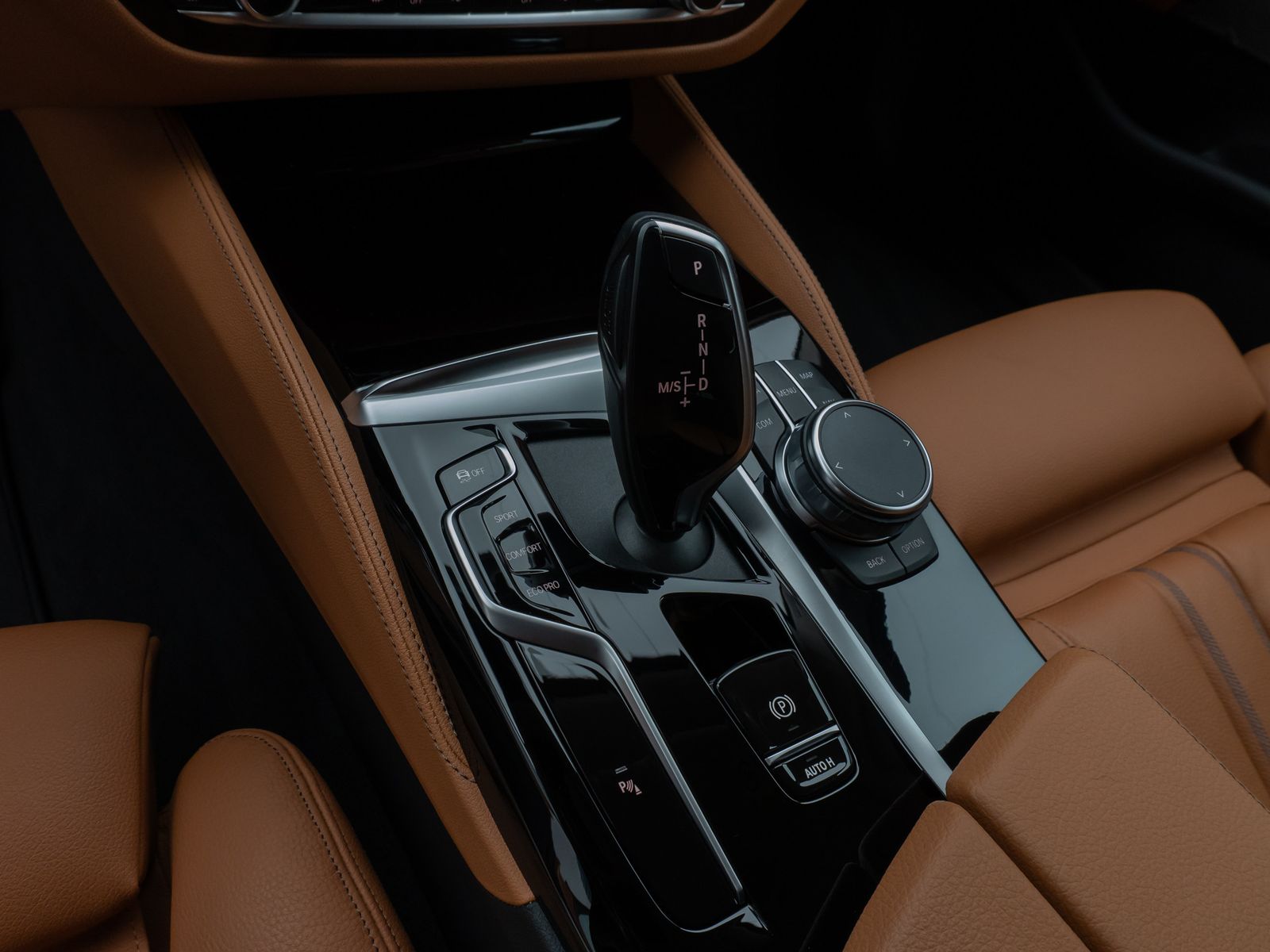 Fahrzeugabbildung BMW 530d xD Luxury Line Laser HUD DAB H/K AHK 19Zoll