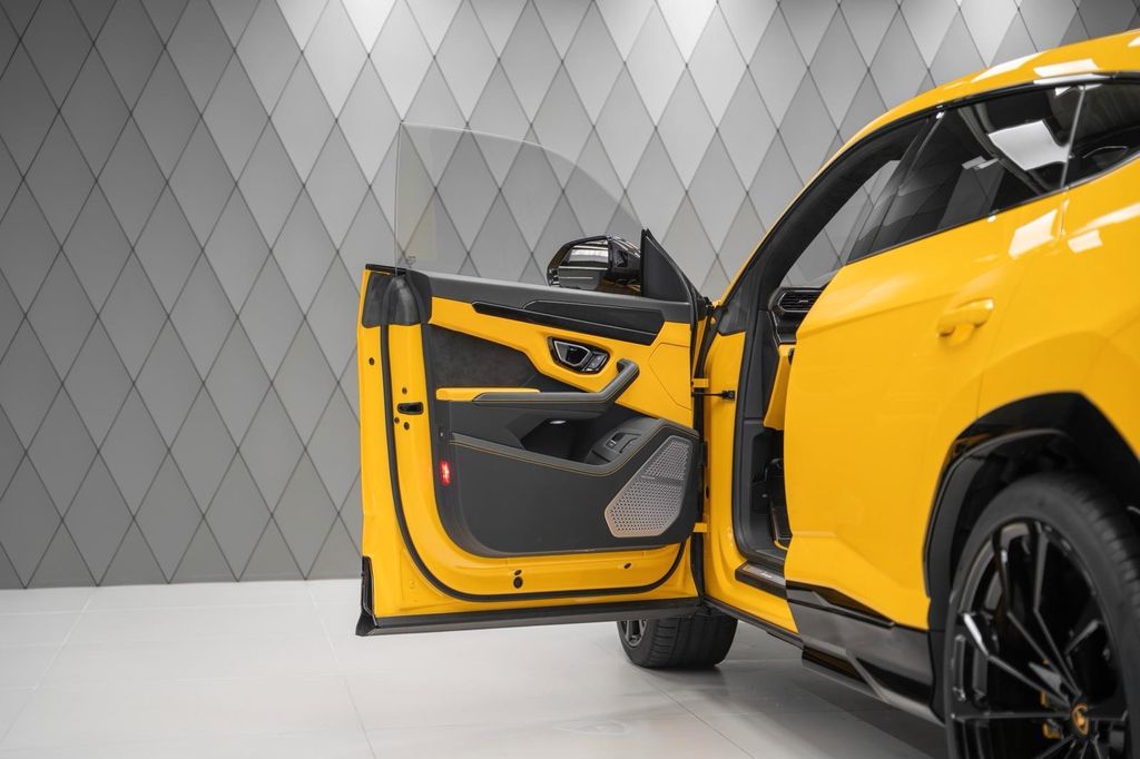 Urus 4.0 V8 S YELLOW/BLACK YELLOW PANO B&O - Bild 12