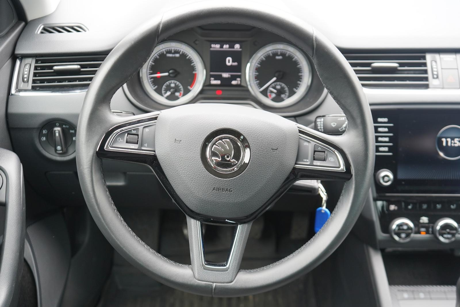 Skoda Octavia 1.6 TDI Style Navi Sitzheizung Klimaaut.