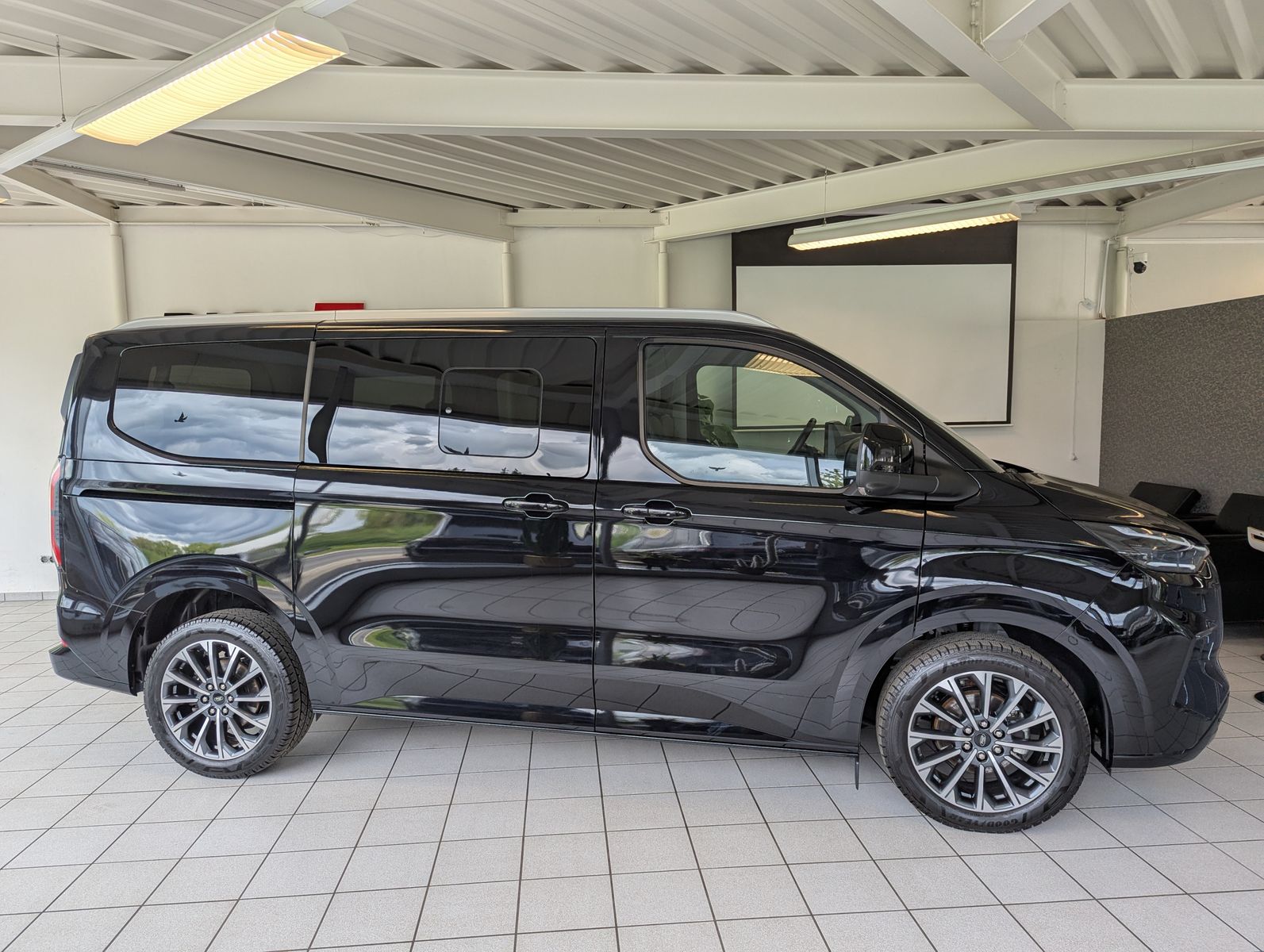 Fahrzeugabbildung Ford Tourneo Custom 320 Titaniu-X Leder Pano StHz AHK