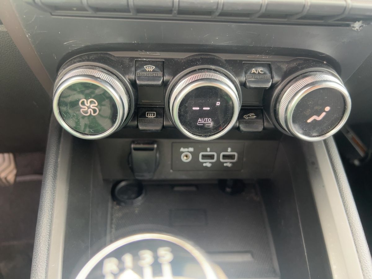 Fahrzeugabbildung Renault Clio TCe 140 Intens Navi Kamera SHZ - mit KI generiert/bearbeitet