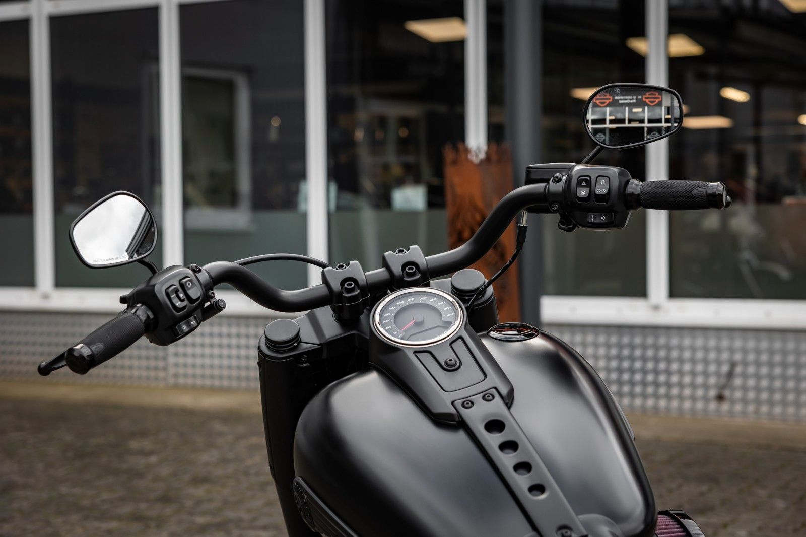 Fahrzeugabbildung Harley-Davidson ALL MATT DARK BOY FLFBS 117 MY25-H-D Kiel Custom