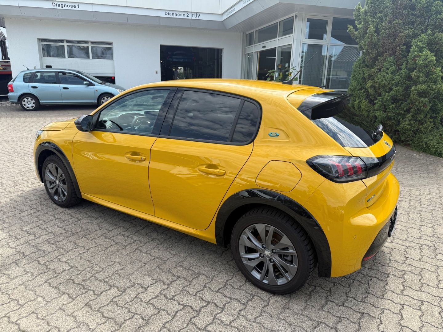 Fahrzeugabbildung Peugeot 208 -e Allure Pack SHZ+Kamera+11KW Schnelllader