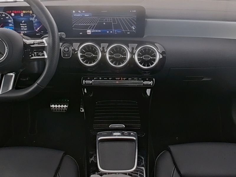 Fahrzeugabbildung Mercedes-Benz CLA 200 SB AMG*AHK*Pano*Night*HUD*MultBeam*360°*