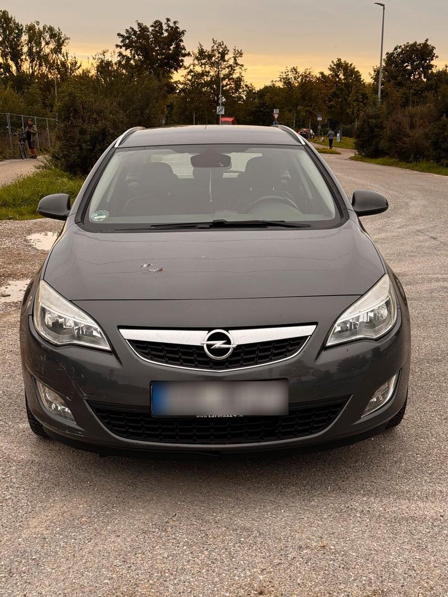 Opel Astra 2011 — салон