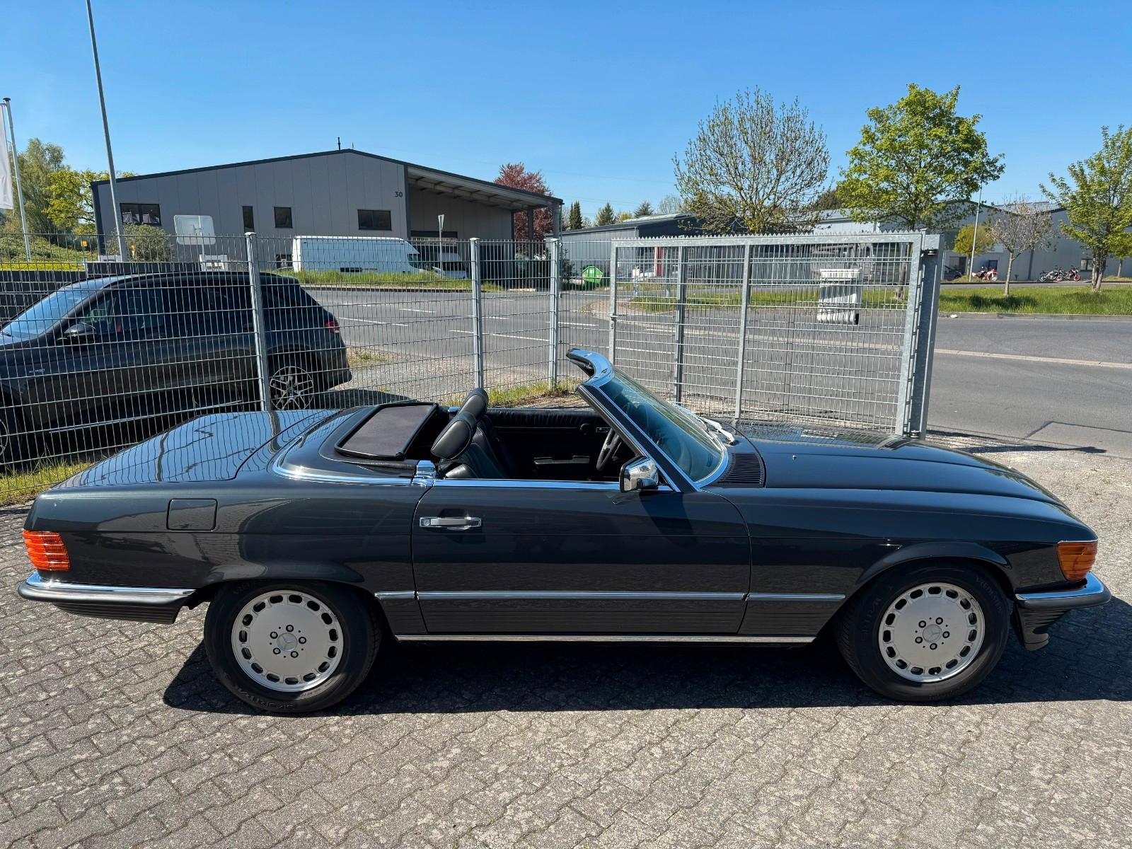 Mercedes-Benz 300 SL / SL 300 / R107