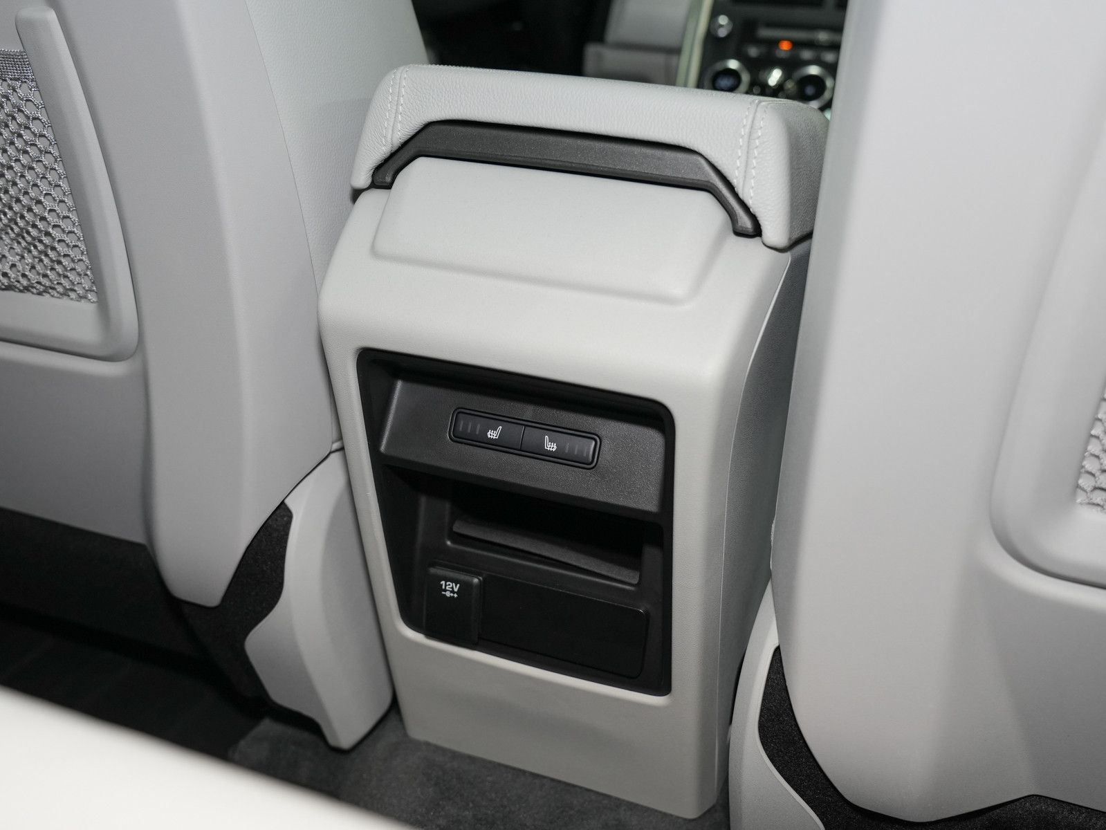 Fahrzeugabbildung Land Rover Discovery Sport HSE AWD - 1.Hand|Mwst.|39 tkm!