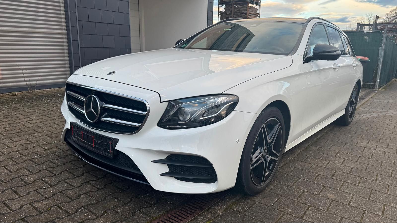 MERCEDES-BENZ E 220d T-Modell *4MATIC*AMG*PANO*360°*AHK*BURME*