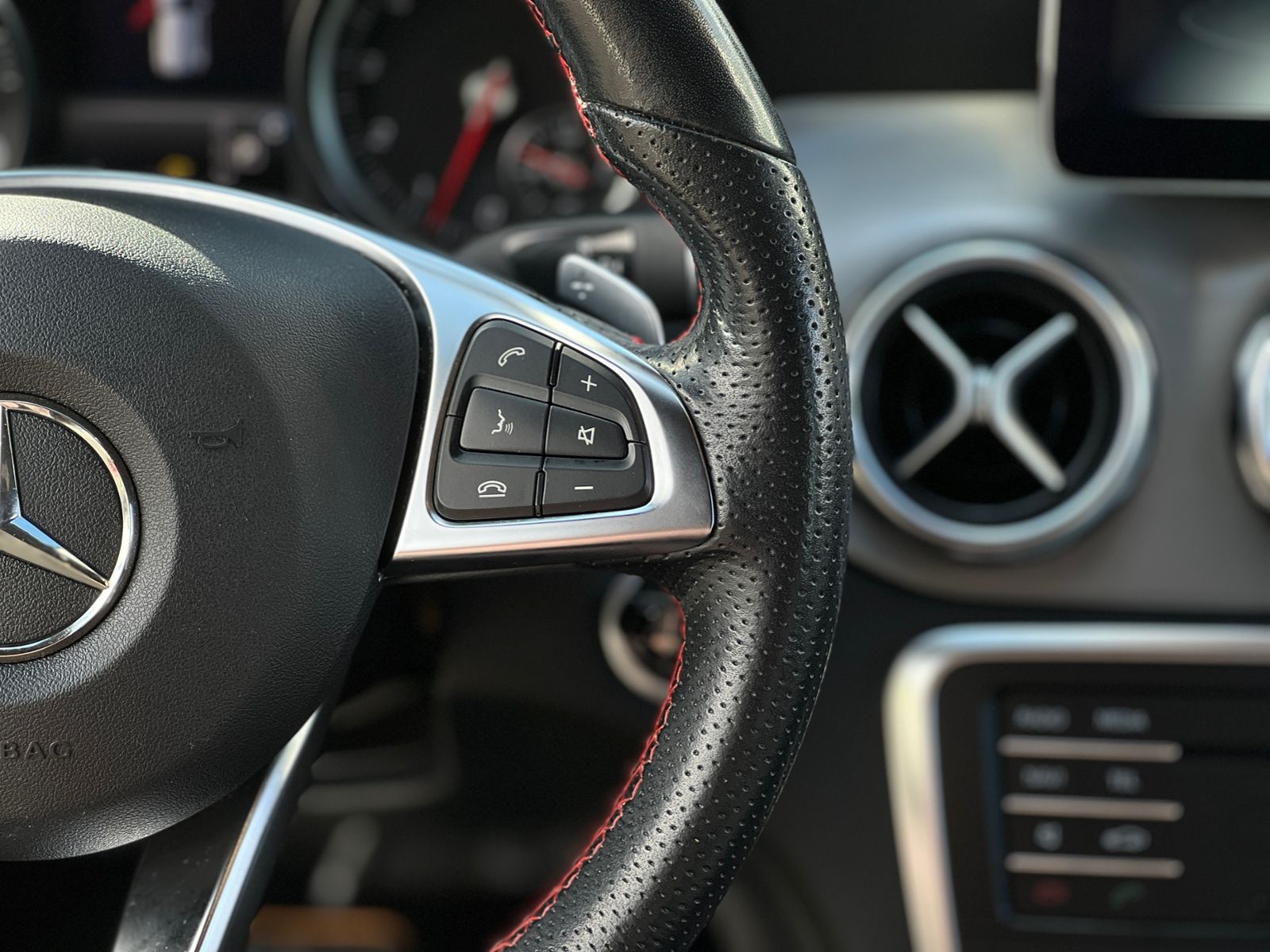 Fahrzeugabbildung Mercedes-Benz GLA 200 AMG LINE LED NAV SHZ RFK 19"