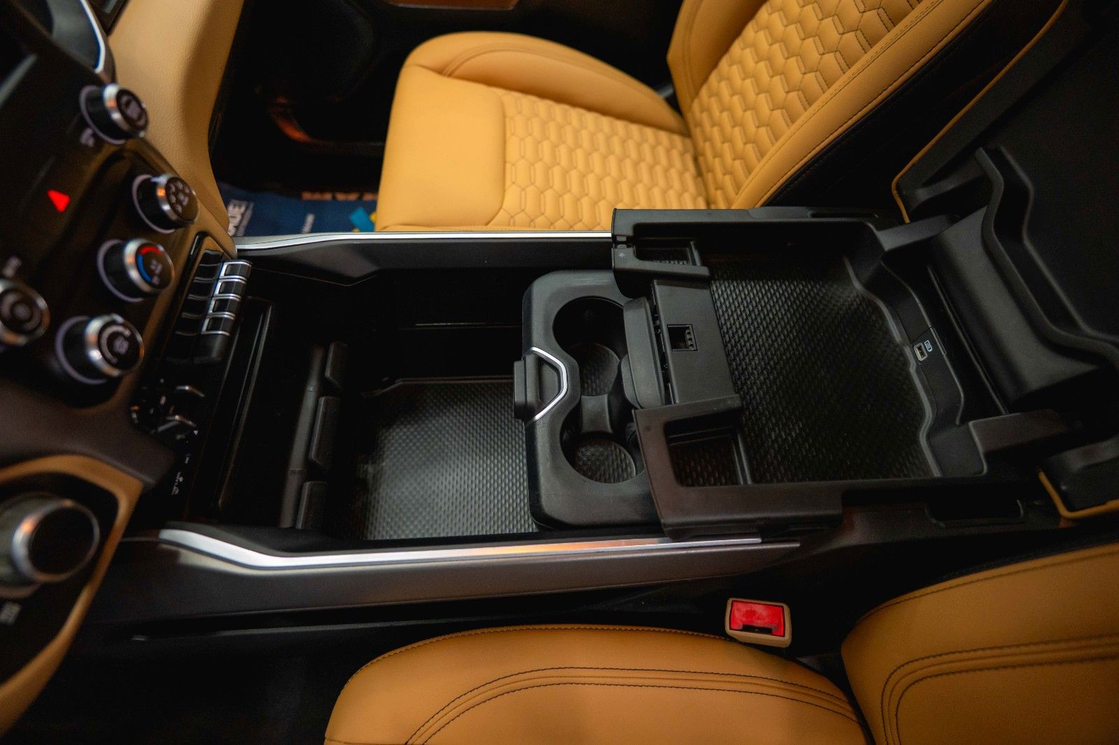 Fahrzeugabbildung Dodge RAM 5.7 V8 HEMI 4x4 OFFROAD LONGBED Night-Paket