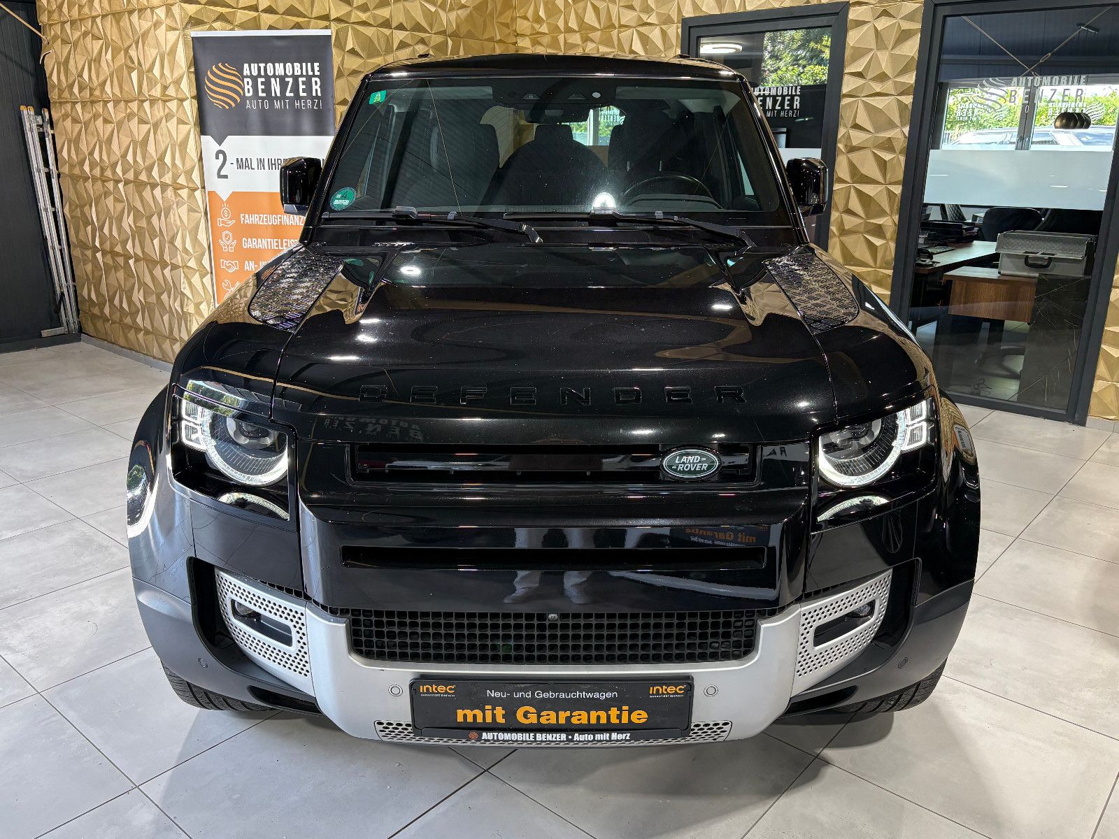 Fahrzeugabbildung Land Rover Defender 110 SE/MEMORY/PANO/360°/APPLE/SHZ/NAVI/