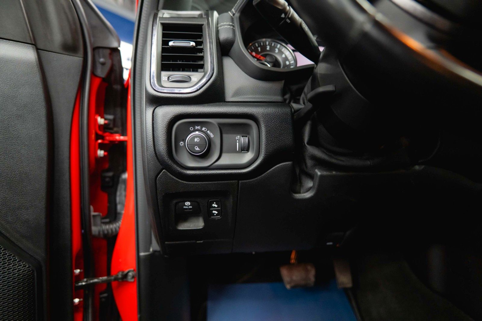 Fahrzeugabbildung Dodge RAM 5.7 V8 HEMI 4x4 Built to Serve AXLE LOCK FOX