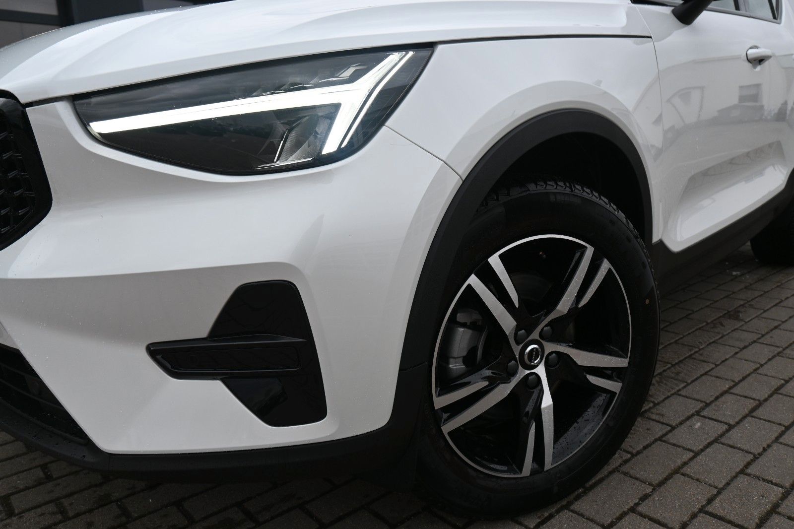 Fahrzeugabbildung Volvo XC40 B3 DKG Plus Dark*FSHZG*H&K*BLIS*ACC*AHK