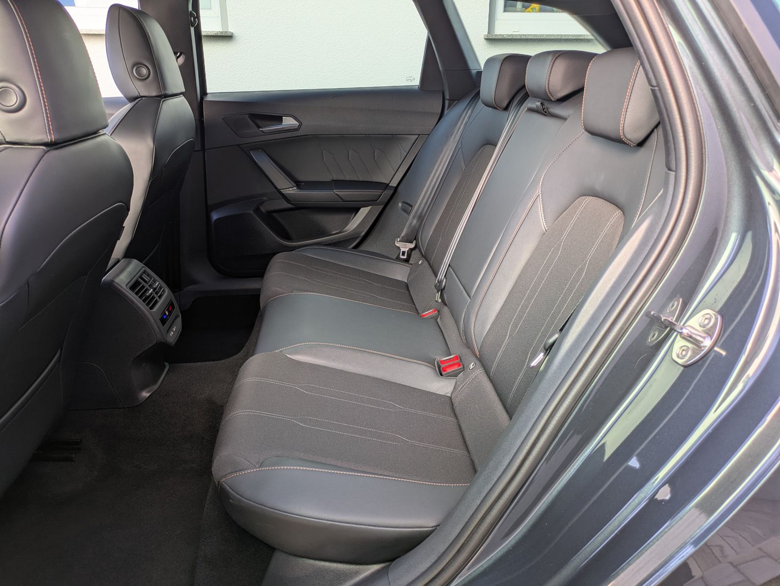 Fahrzeugabbildung CUPRA Leon 1.5 eTSI DSG MATRIX-LED*AHK*ACC*KAMERA*18"