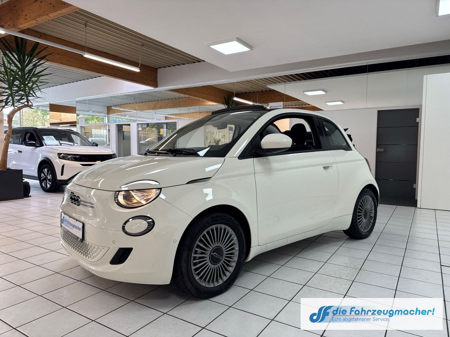 Fahrzeugabbildung Fiat 500e Apple CarPlay Android Auto Klimaautom Fahre