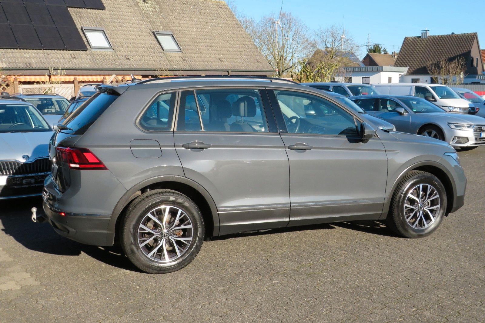 Fahrzeugabbildung Volkswagen Tiguan Life TDI DSG AHK NAVI KAMERA LED ACC GJ