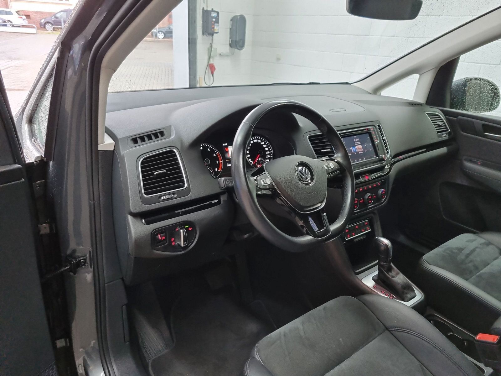 Fahrzeugabbildung Volkswagen Sharan 1.4 TSI DSG Highline XENON PANO eTÜREN
