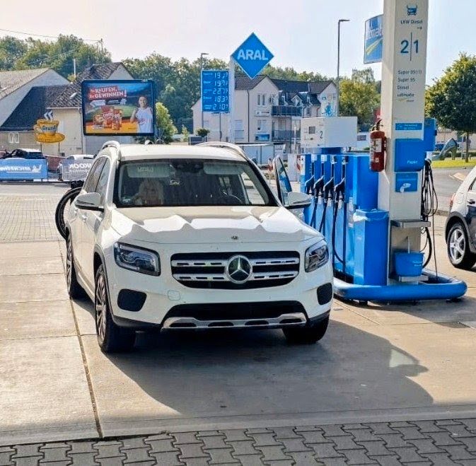 Image of Mercedes-Benz GLB 220