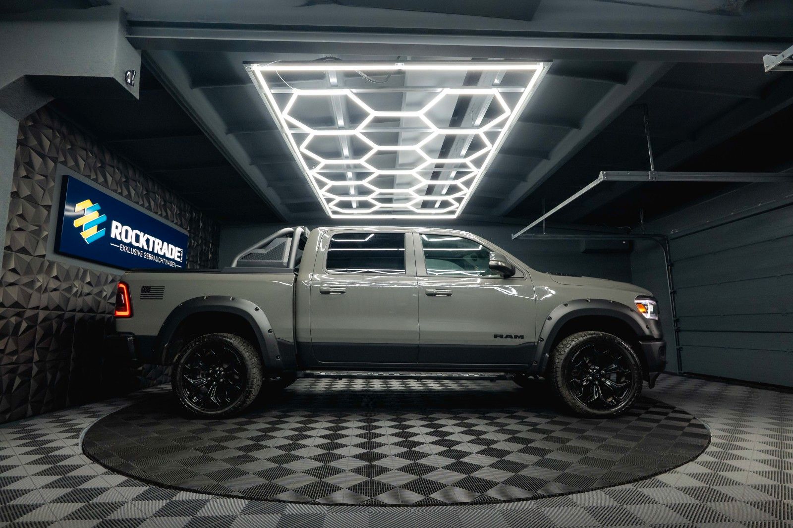 Fahrzeugabbildung Dodge RAM 5.7 V8 HEMI 4x4 NIGHT Laramie ARMY STYLE 19%