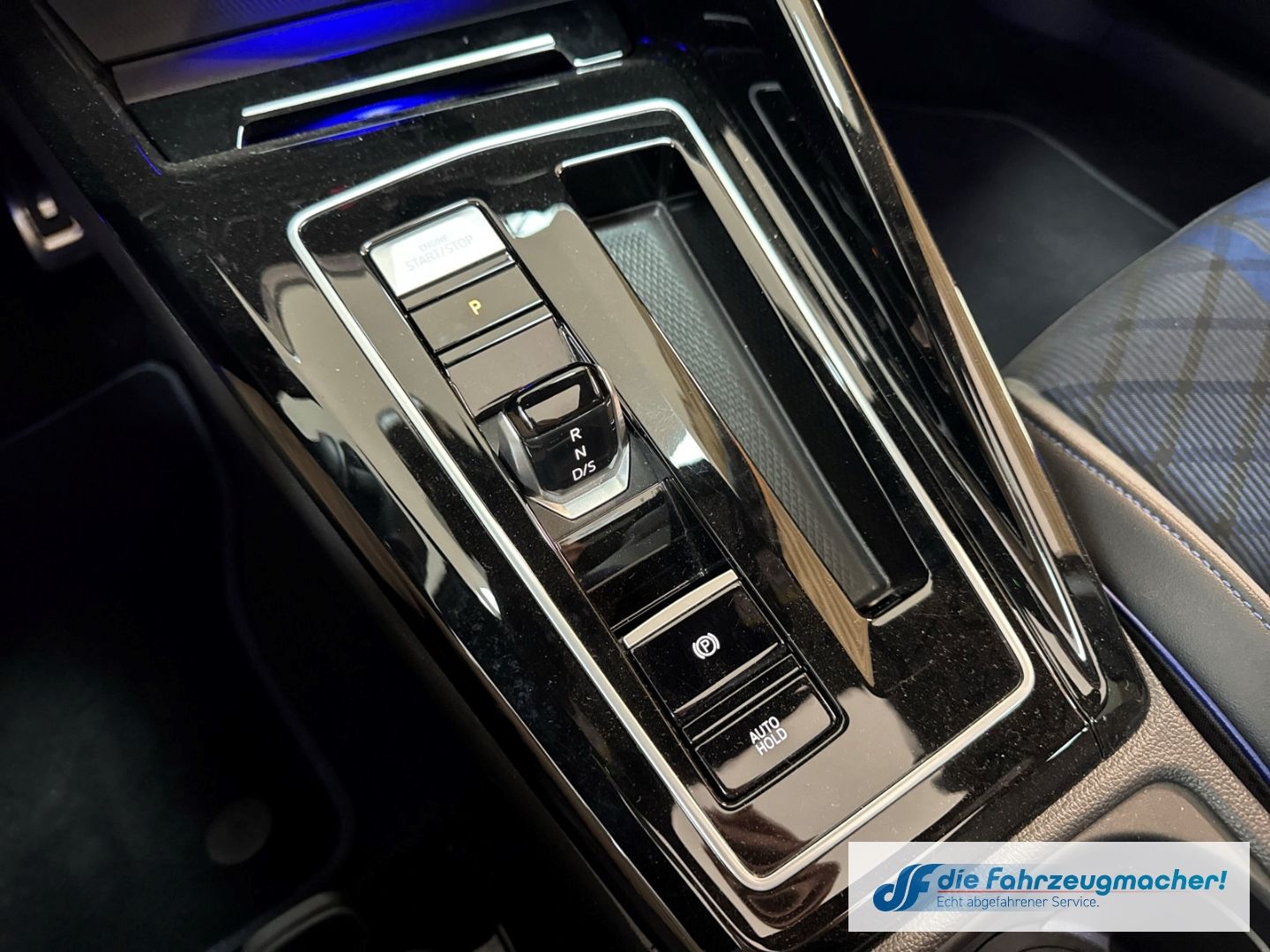 Fahrzeugabbildung Volkswagen Golf VIII Variant R Line 4Motion HUD AD AHK-klap