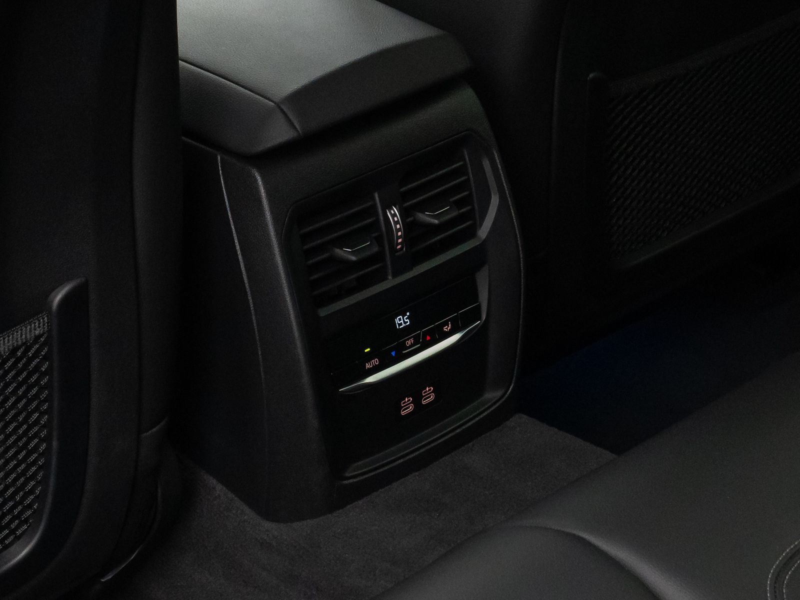 Fahrzeugabbildung BMW 330e Sport Line DAB HiFi WLAN Stop&Go PDC Alarm